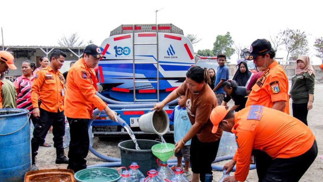 Badan Penanggulangan Bencana Daerah (BPBD) Provinsi DKI Jakarta menyalurkan air bersih, Jakarta, Rabu (4/10/2023). ANTARA/HO-BPBD DKI Jakarta/aa.
