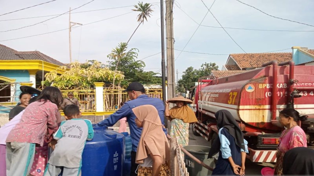 Petugas dari BPBD Kabupaten Tangerang saat mendistribusikan bantuan air bersih kepada warga yang terdampak kekeringan di daerah itu. (ANTARA/Azmi)