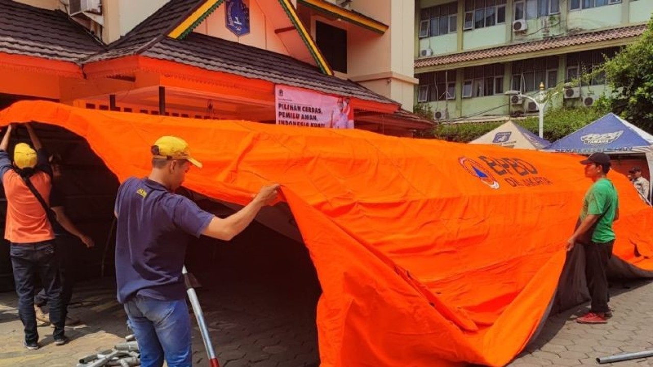 Petugas Penanganan Prasarana dan Sarana Umum (PPSU) saat diberikan pembekalan cara mendirikan tenda pengungsian oleh petugas BPBD DKI Jakarta di Kelurahan Klender, Kecamatan Duren Sawit, Jakarta Timur, Kamis (26/10/2023). ANTARA/Syaiful Hakim