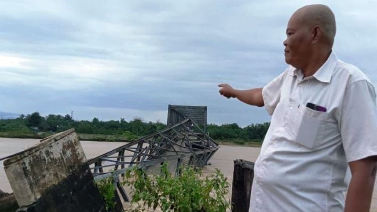 Jembatan di Desa Alue Buloh, Kecamatan Seunagan, Kabupaten Nagan Raya, Provinsi Aceh, pada Selasa (17/10//2023) ambruk kena terjangan luapan air sungai. (ANTARA/HO BPBD)