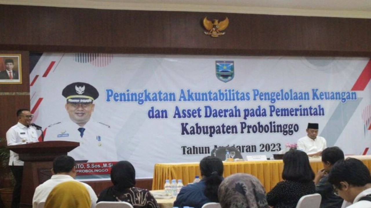 Kepala BPK Jatim Karyadi memberikan arahan kepada seluruh OPD di lingkungan Pemkab Probolinggo yang digelar di ruang Probolinggo Region Invesment Center (PRIC) Mal Pelayanan Publik (MPP) Kabupaten Probolinggo, Rabu (11/10/2023). (ANTARA/HO-Diskominfo Kabupaten Probolinggo)