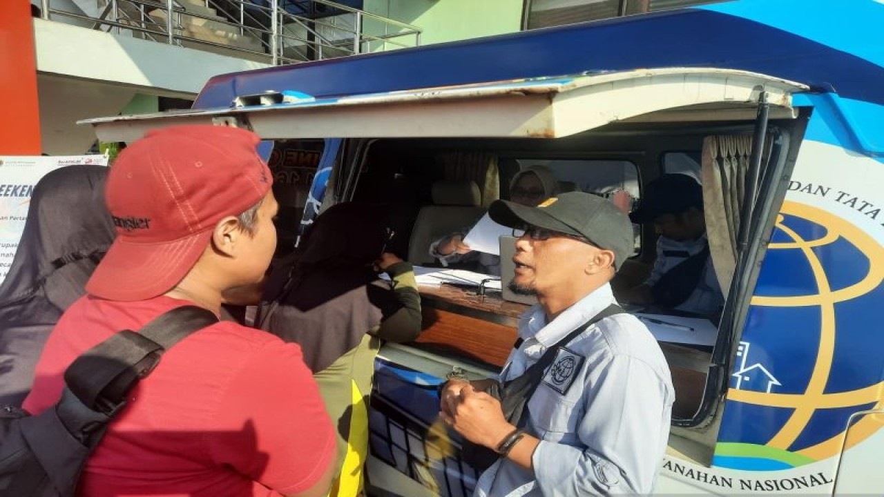 BPN Kota Sukabumi meluncurkan program Layanan Weekend Service dengan mengerahkan mobil layanan rakyat untuk sertifikasi tanah (larasita). ANTARA/Aditya Rohman