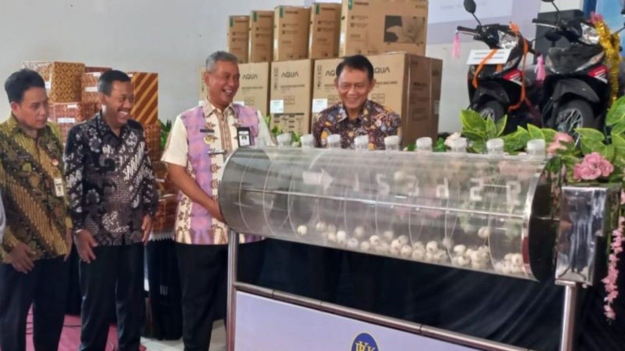 Pengundian hadiah BPR BKK Kudus dengan disaksikan Penjabat Bupati Kudus Bergas Catursasi Penanggungan. ANTARA/Akhmad Nazaruddin Lathif