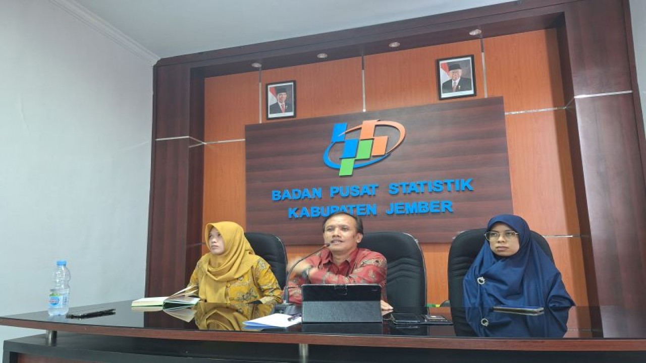 Kepala BPS Jember Tri Erwandi (tengah) menjelaskan terkait laju inflasi bulan September 2023 di Kantor BPS setempat, Senin (2/10/2023). (ANTARA/HO-BPS Jember)