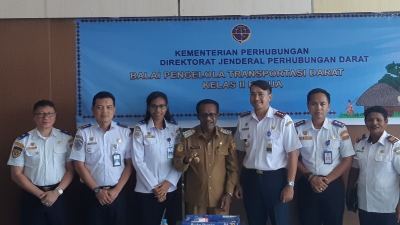 Foto bersama setelah pertemuan BPTD Kelas II Jayapura bersama Penjabat Wali Kota Jayapura Frans Pekey (tengah) di Terminal Type A Entrop, Distrik Jayapura Selatan, Senin (16/10/2023) (ANTARA/Ardiles Leloltery)