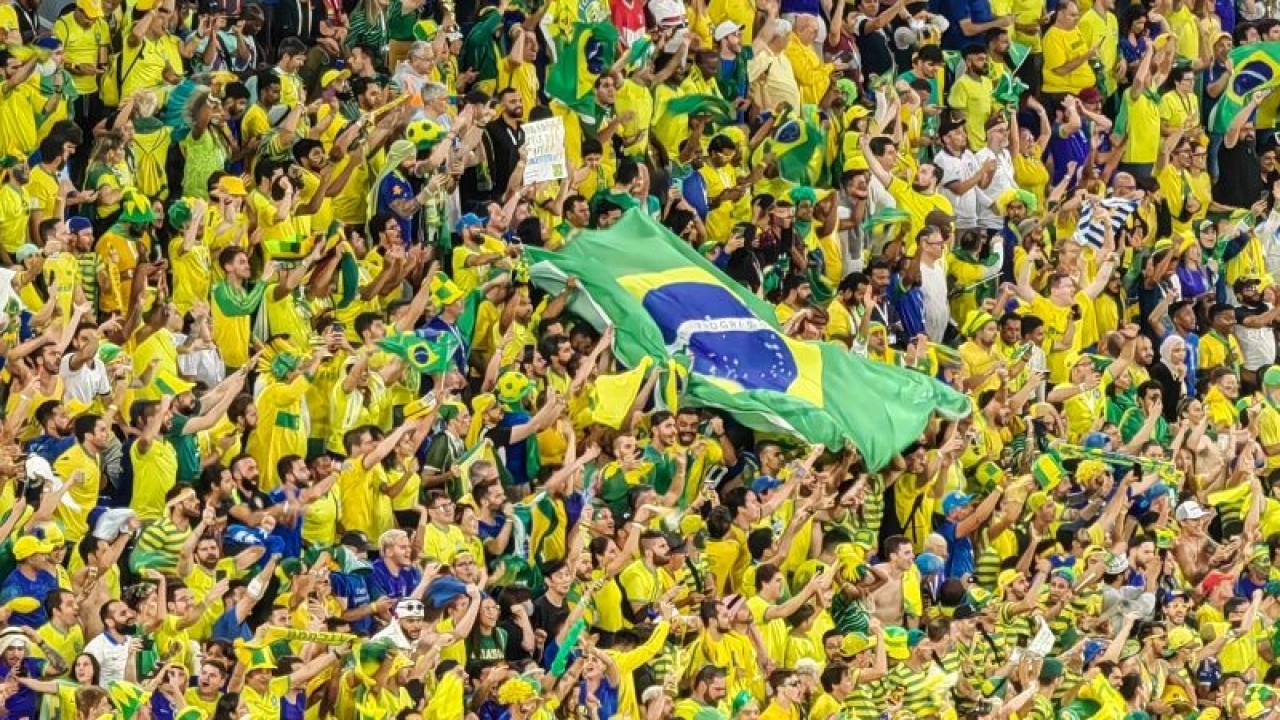 Para suporter tim nasional Brazil melambaikan bendera raksasa negaranya saat merayakan gol Casemiro ke gawang Swiss dalam lanjutan Grup G Piala Dunia 2022 di Stadion 974, Doha, Qatar, Senin (28/11/2022). (ANTARA/Gilang Galiartha)