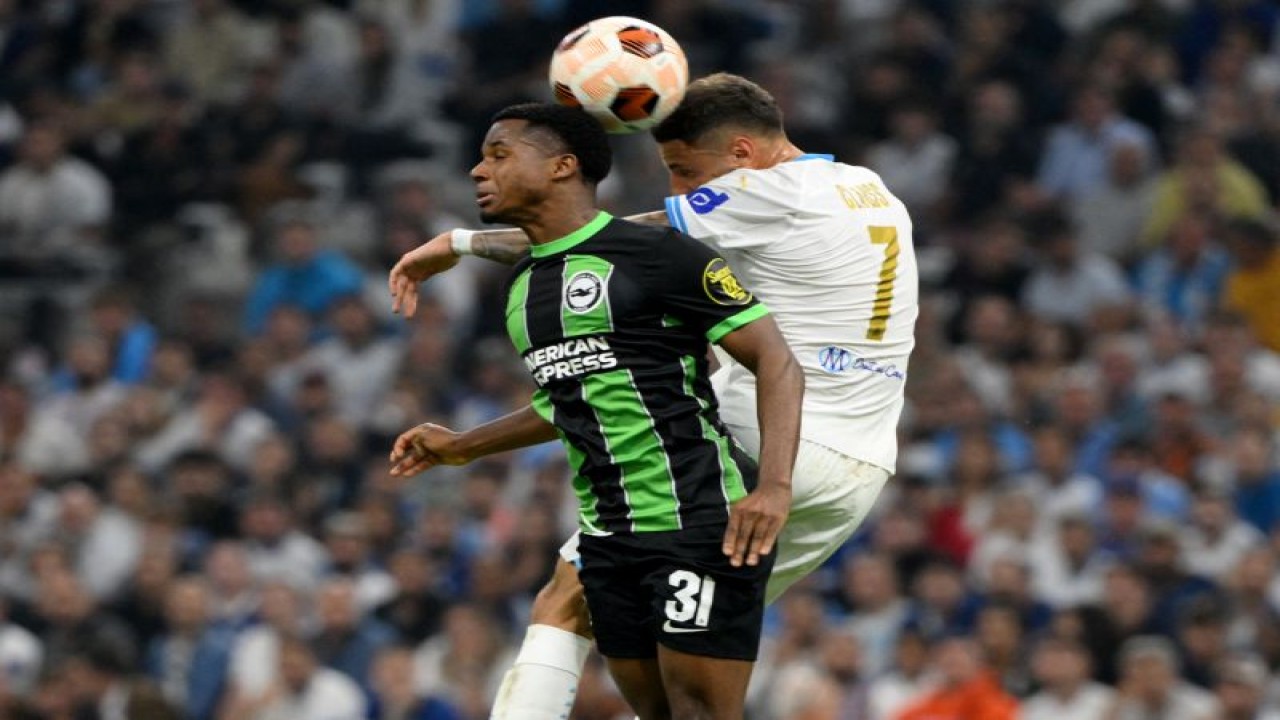 Penyerang Brighton Ansu Fati (kiri) dan gelandang Marseille Jonathan Clauss (kanan) berebut untuk menyundul bola dalam laga leg pertama Grup B Liga Europa di Stade Velodrome, Marseille, Kami. (ANTARA/AFP-NICOLAS TUCAT)