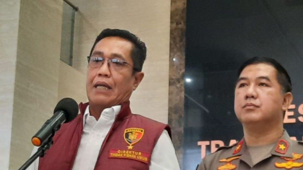 Direktur Tindak Pidana Umum (Dirtipidum) Bareskrim Polri Brigjen Pol. Djuhandhani Rahardjo Puro memberikan keterangan pers kepada wartawan di Bareskrim Polri, Jakarta, Senin (30/10/2023). (ANTARA/Laily Rahmawaty)