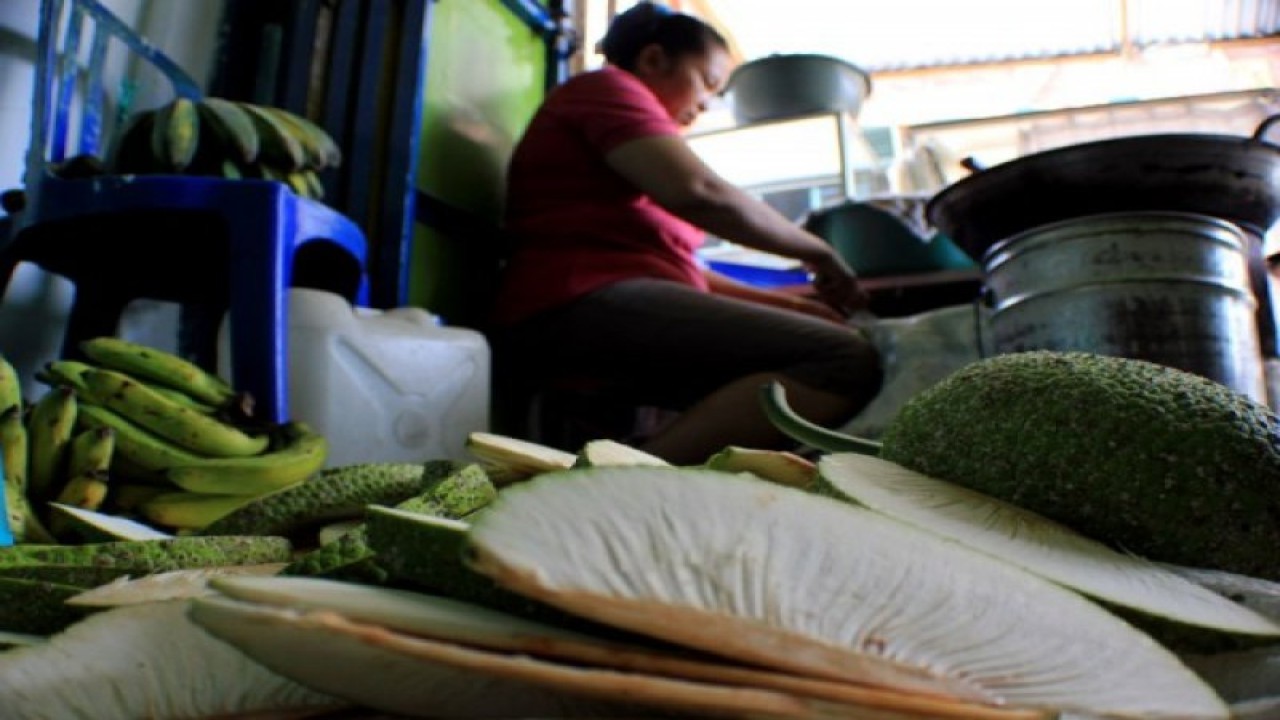 Arsip Foto - Pedagang menggoreng buah sukun. Dengan kandungan karbohidrat yang tergolong tinggi, buah sukun bisa dijadikan sebagai alternatif bahan pangan pokok. (ANTARA/Eko Fajri)