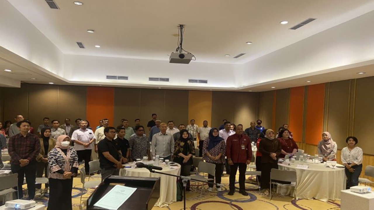 Tim Balai Teknologi Keselamatan Pelayaran (BTKP) Kementerian Perhubungan bersama penyedia jasa perawatan kapal saat sosialisasi aplikasi Simakespel di Badung, Bali, Senin (16/10/2023). ANTARA/Ni Putu Putri Muliantari.