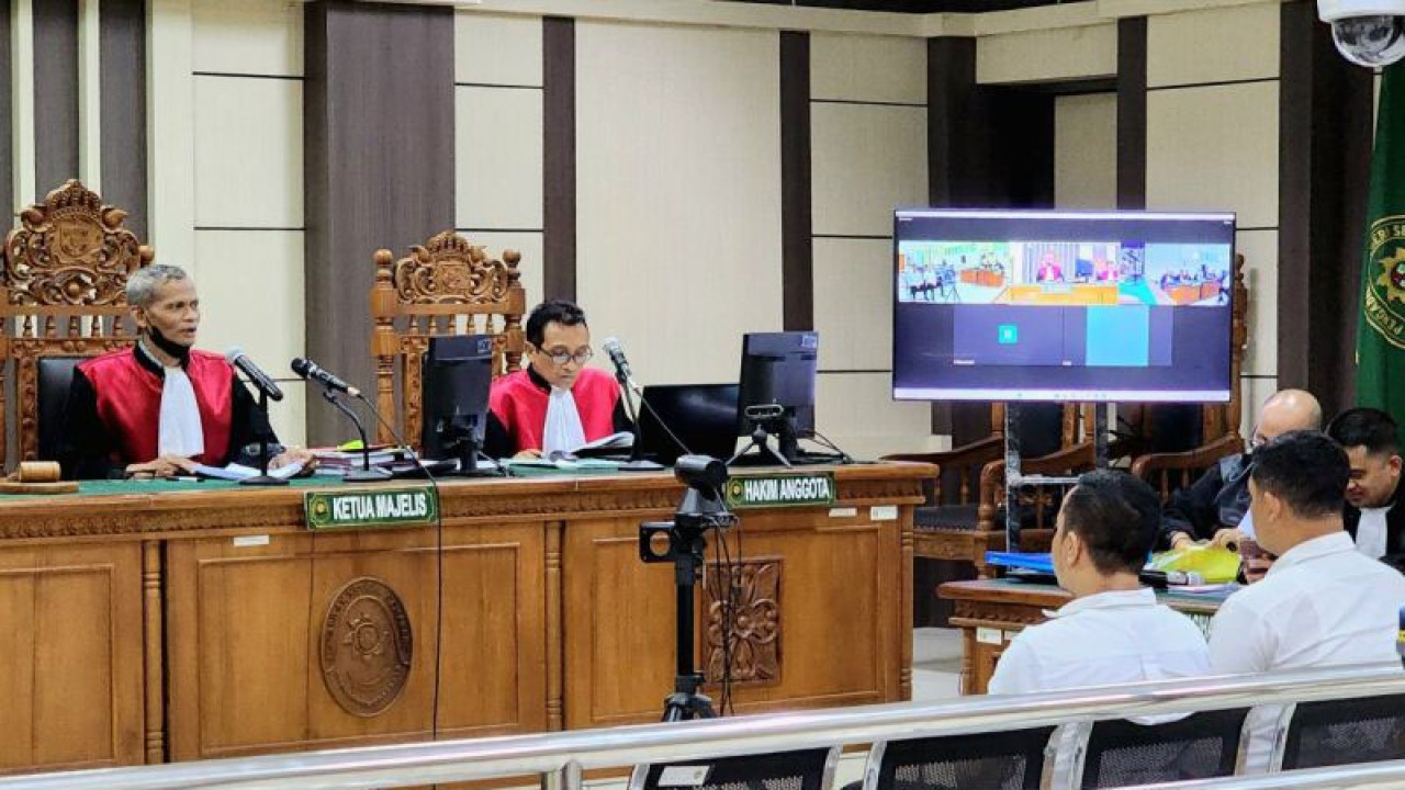 Kepala Balai Teknik Perkeretaapian (BTP) Jawa Bagian Tengah Putu Sumarjaya dan pejabat pembuat komitmen BTP Jawa Bagian Tengah Bernard Hasibuan menjalani persidangan di Pengadilan Tipikor Semarang, Kamis. (ANTARA/I.C. Senjaya)