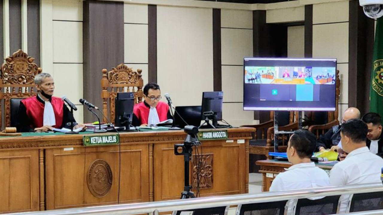 Kepala Balai Teknik Perkeretaapian (BTP) Jawa Bagian Tengah Putu Sumarjaya dan pejabat pembuat komitmen BTP Jawa Bagian Tengah Bernard Hasibuan menjalani persidangan di Pengadilan Tipikor Semarang, Kamis. (ANTARA/I.C. Senjaya)