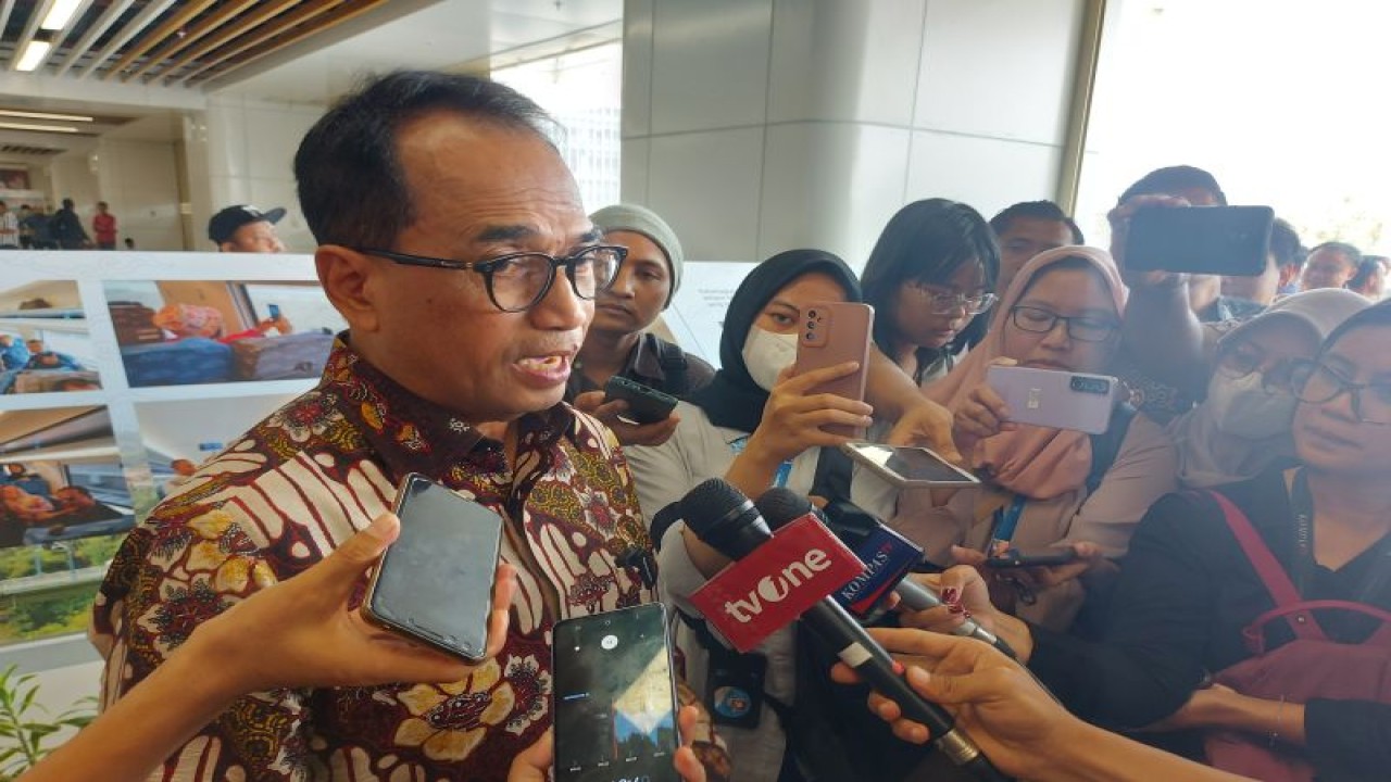 Menteri Perhubungan RI Budi Karya Sumadi saat menyampaikan keterangan kepada wartawan di Stasiun Kereta Cepat Jakarta-Bandung (KCJB) Halim, Jakarta Timur, Senin (2/10/2023). ANTARA/Andi Firdaus.