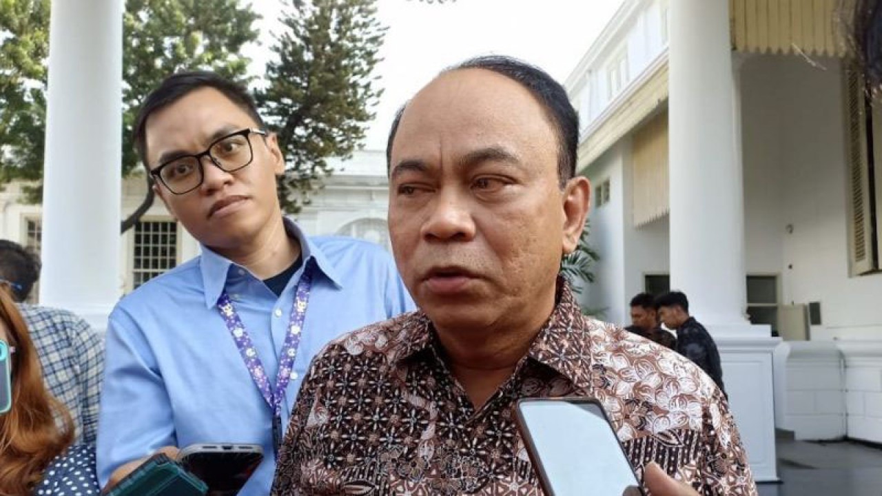 Menkominfo Budi Arie Setiadi usai bertemu Presiden Jokowi di Kompleks Istana Kepresidenan, Jakarta, Jumat (13/10/2023). (ANTARA/Indra Arief Pribadi)