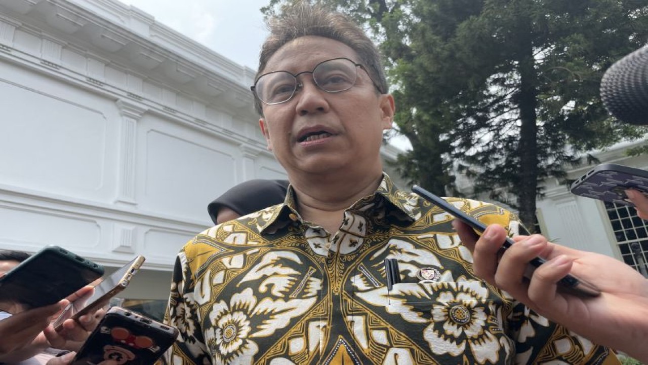 Menteri Kesehatan Budi Gunadi Sadikin ketika ditemui usai rapat di Istana Kepresidenan Jakarta, Jumat (6/10/2023). (ANTARA/Yashinta Difa)