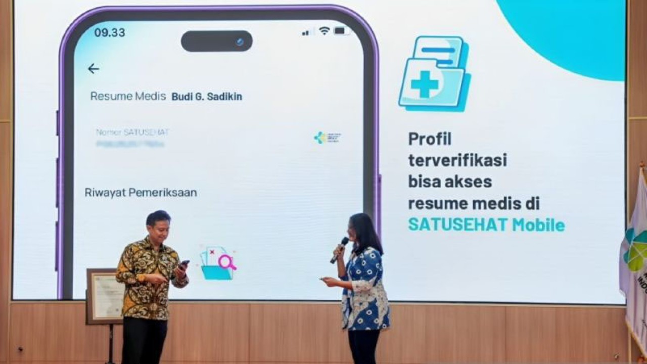 Menteri Kesehatan (Menkes) RI Budi Gunadi Sadikin (kiri) dalam acara Internalisasi dan Publikasi Know Your Customer pada SATUSEHAT Mobile di Jakarta, Jumat (6/10/2023) (ANTARA/HO-Kemenkes)