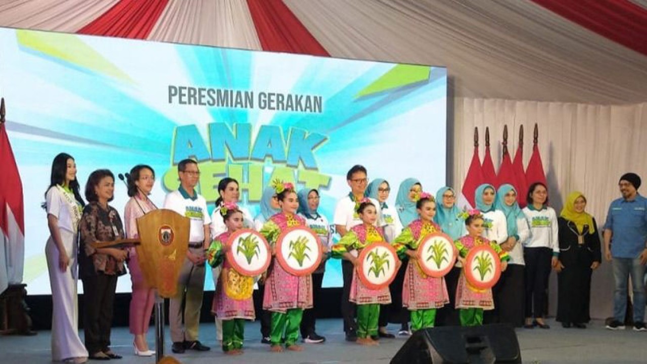 Menteri Kesehatan (Menkes) Budi Gunadi Sadikin bersama Penjabat (Pj) Gubernur Heru Budi Hartono dalam peluncuran Gerakan Anak Sehat, di RPTRA Utama, Jalan Utama Raya No 47, Cengkareng, Jakarta Barat, Selasa (31/10/2023). ANTARA/Risky Syukur