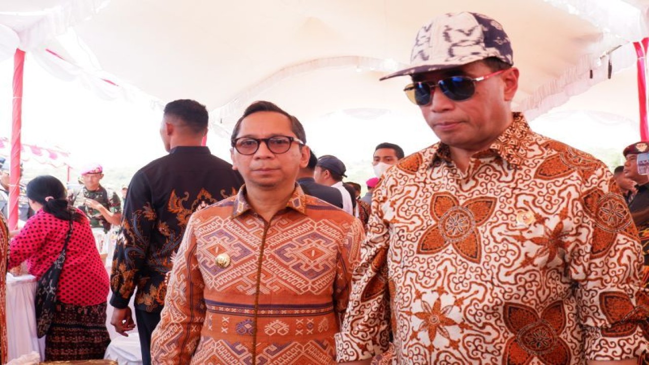 Menteri Perhubungan Budi Karya Sumadi (kanan) dan Penjabat Gubernur NTT Ayodhia G L Kalake (kiri) dalam peringatan Hari Maritim Nasional di Kupang, NTT, Kamis (12/10/2023). (ANTARA/Fransiska Mariana Nuka)