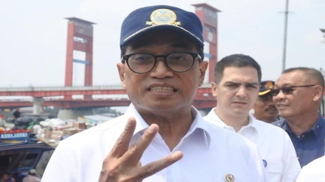 Menteri Perhubungan (Menhub) RI Budi Karya Sumadi saat diwawancarai di Palembang, Sabtu (14/10/2023). (ANTARA/Ahmad Rafli Baiduri)