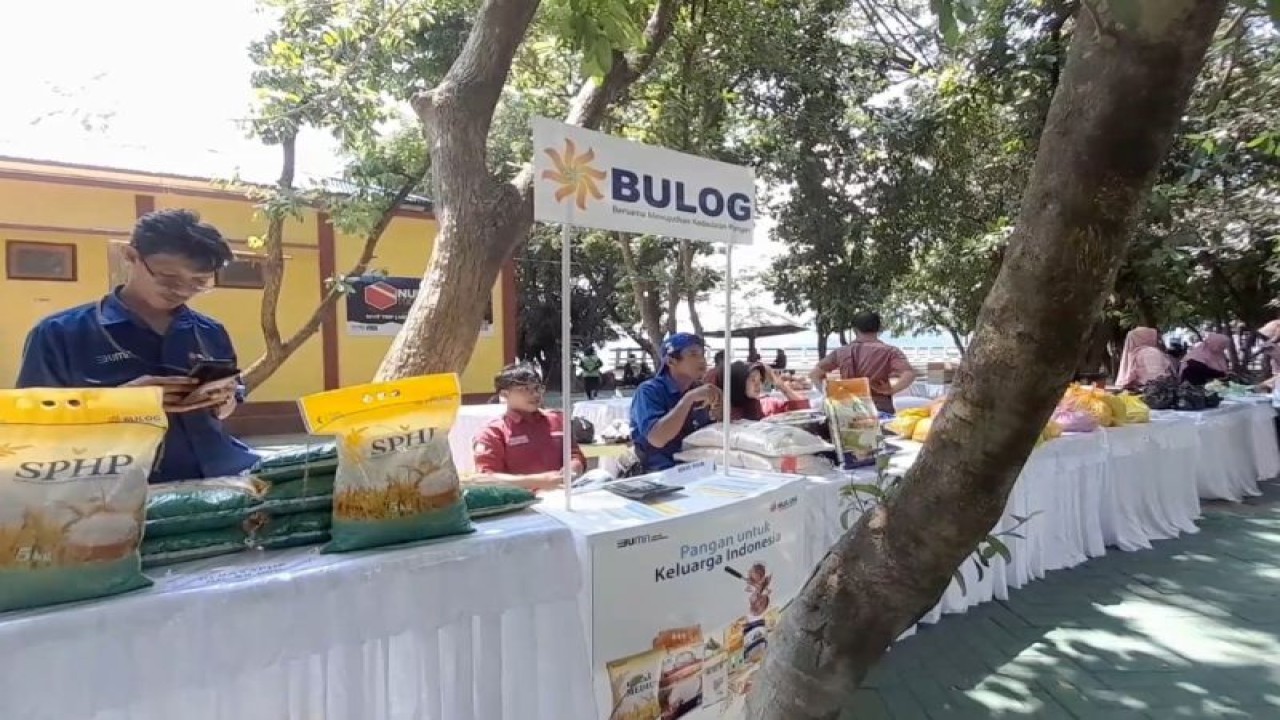Bulog Ternate, gelar pasar murah kebutuhan pokok sejumlah pulau terluar di Kota Ternate, untuk membantu pemenuhan kebutuhan masyarakat menyusul naiknya harga sejumlah kebutuhan pokok di daerah ini, Senin (9/10/2023). ANTARA/Abdul Fatah  (Abdul Fatah)