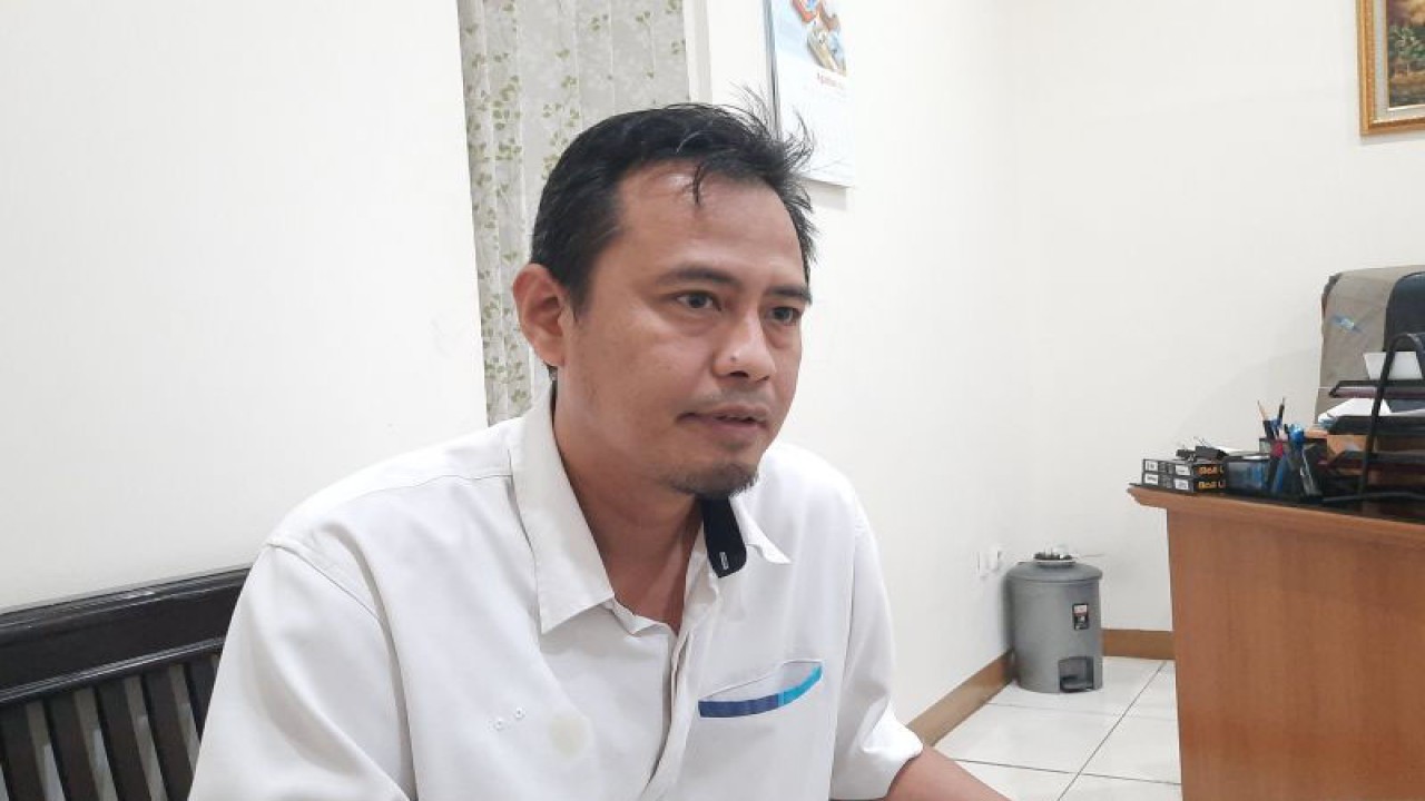 Kepala Bulog Divisi Regional Tangerang, Omar Syarif (Azmi Samsul Maarif)