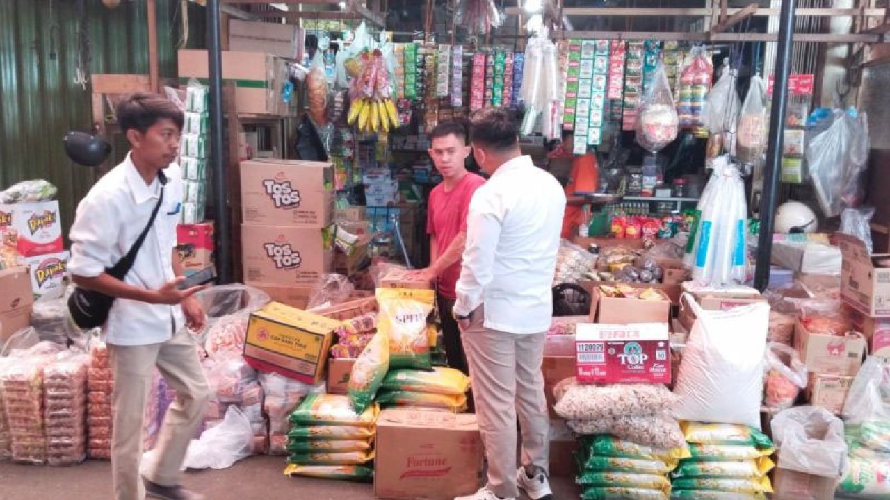Petugas Bulog Belitung menyalurkan beras di pasar Tanjung Pandan (ANTARA/Kasmono-Apriliansyah)