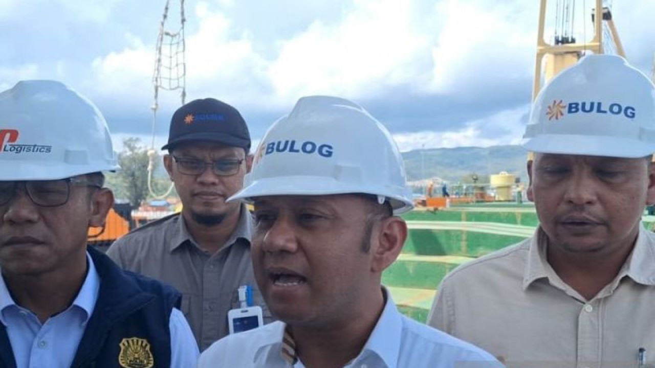 Pemimpin Wilayah Perum Bulog Kanwil Aceh Mukhammad Agung Aulia (ANTARA/M Ifdhal)