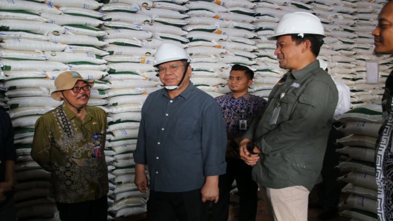 Penjabat Gubernur Kalimantan Barat Harisson meninjau gudang beras Perum Bulog Kantor Cabang Sintang. (ANTARA/HO Pemprov Kalbar)