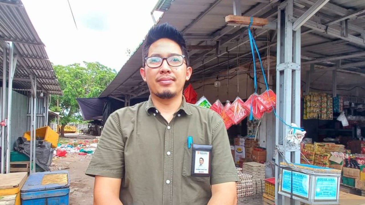 Pemimpin Perum Bulog Subdrive Bangka Ahmad Fahmi Yasin. (ANTARA/ Elza Elvia)