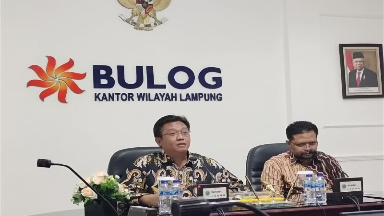 Pimpinan Wilayah Perum Bulog Kanwil Lampung Bambang Prihatmoko saat memberi keterangan. ANTARA/Ruth Intan Sozometa Kanafi