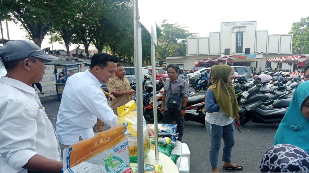 Kepala Perum Bulog KCP Belitung, Gusdi Prasmana (kemeja putih lengan panjang) ketika menghadiri kegiatan operasi pasar beras SPHP (ANTARA/KAsmono-Apriliansyah)