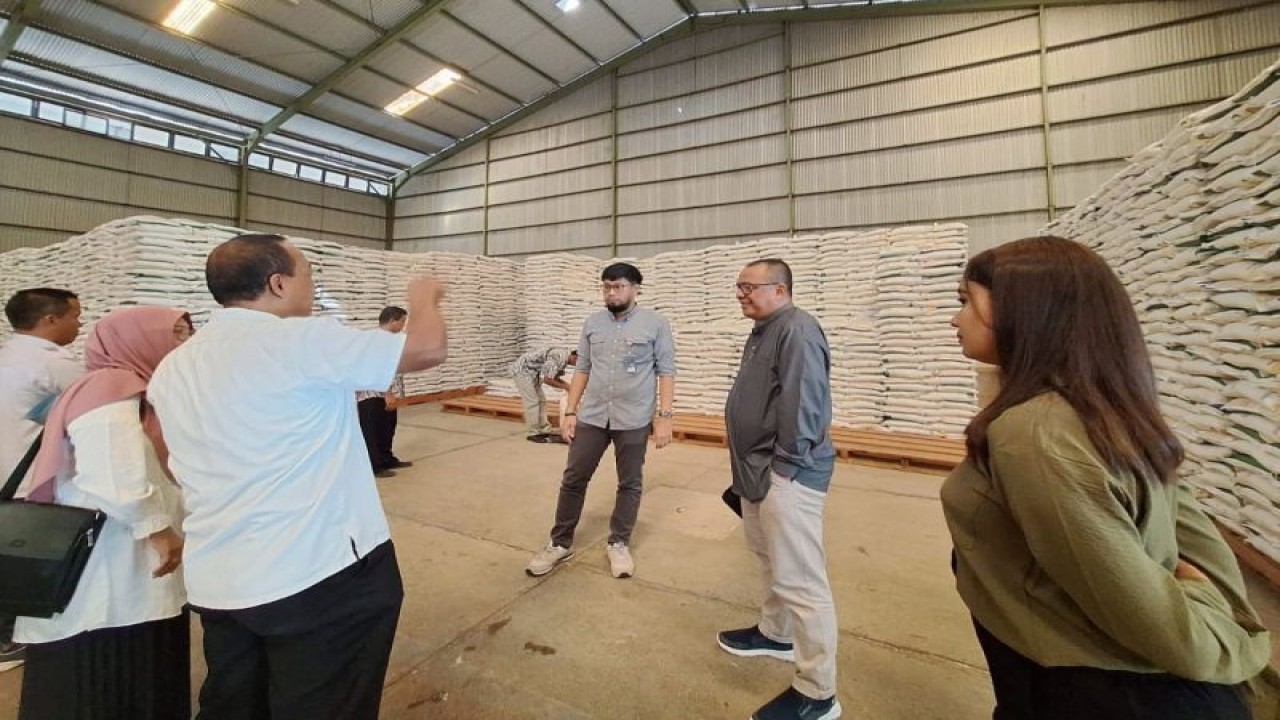 Wakil Pimpinan Perum Bulog Bondowoso, jawa Timur, Nara Dhipa saat menerima kunjungan pejabat Dinas Pertanian dan Ketahanan Pangan Situbondo beberapa waktu lalu. ANTARA/HO-Humas Bulog Bondowoso