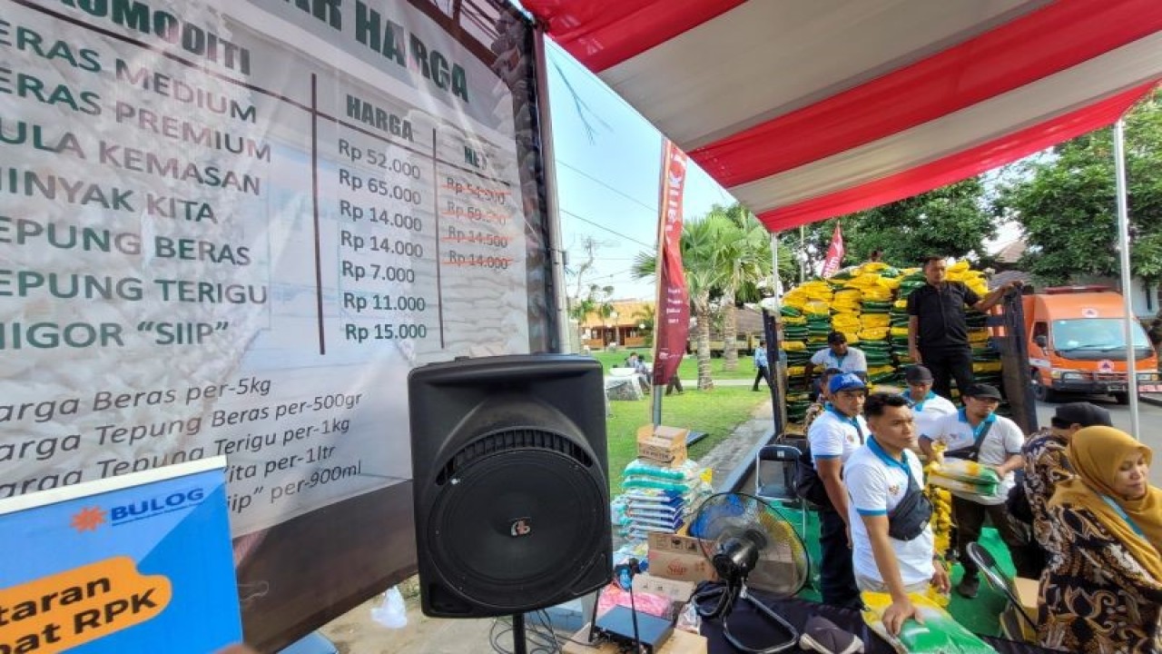 Arsip foto--Bulog Bondowoso, Jawa Timur, operasi pasar beras di halaman Pendopo Kabupaten Situbondo beberapa waktu lalu. ANTARA/Novi Husdinariyanto
