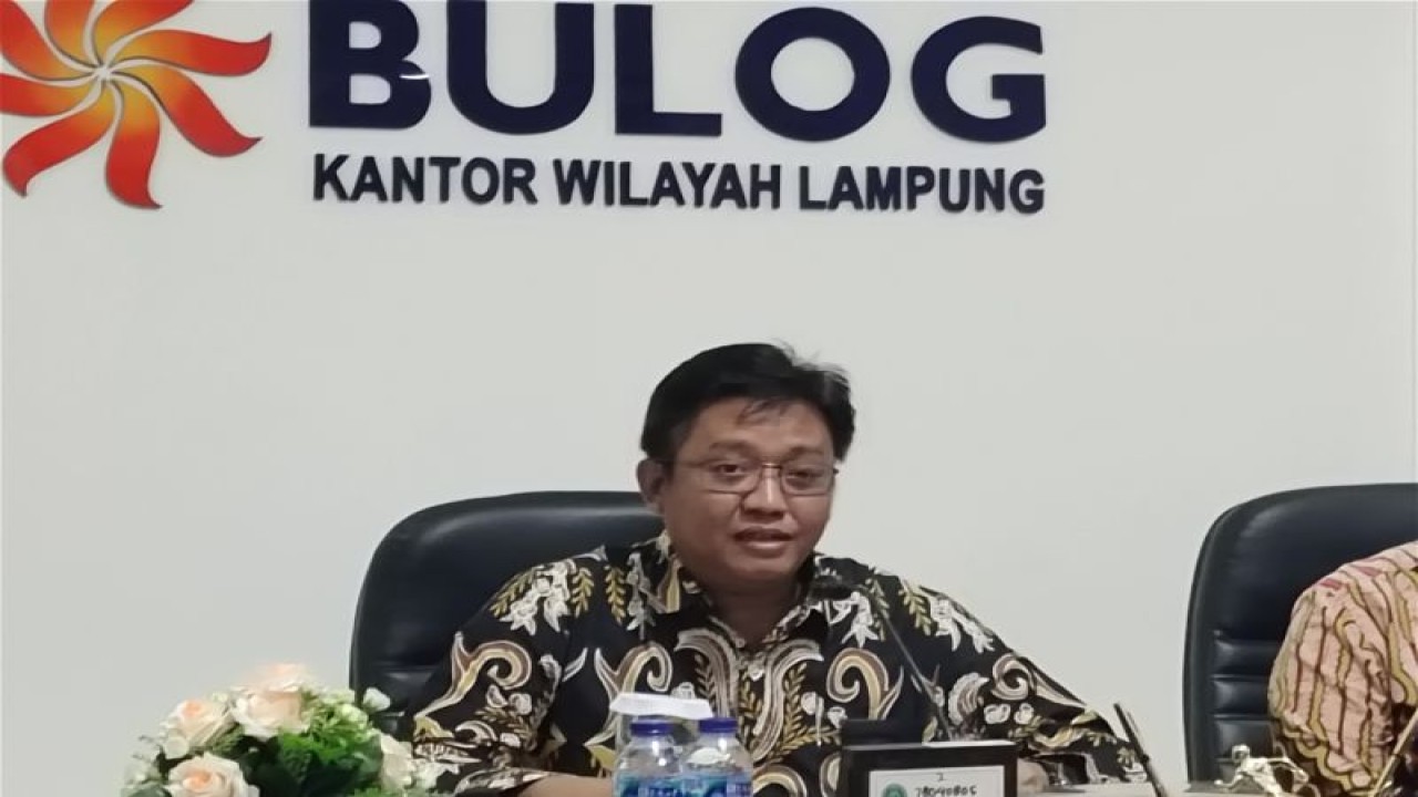 Pimpinan Wilayah Perum BULOG Kanwil Lampung Bambang Prihatmoko saat memberi keterangan terkait perkembangan penyaluran beras bantuan sosial. Bandarlampung, Kamis (19/10/2023). ANTARA/Ruth Intan Sozometa Kanafi.