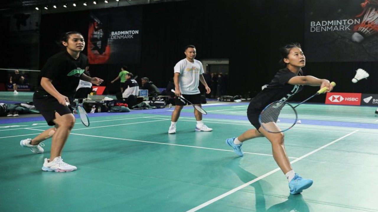Pebulu tangkis tunggal putri Gregoria Mariska Tunjung dan Putri Kusuma Wardani berlatih bersama ganda campuran Rehan Naufal Kusharjanto jelang Denmark Open 2023 di Odense, Minggu. (ANTARA/HO-PP PBSI)
