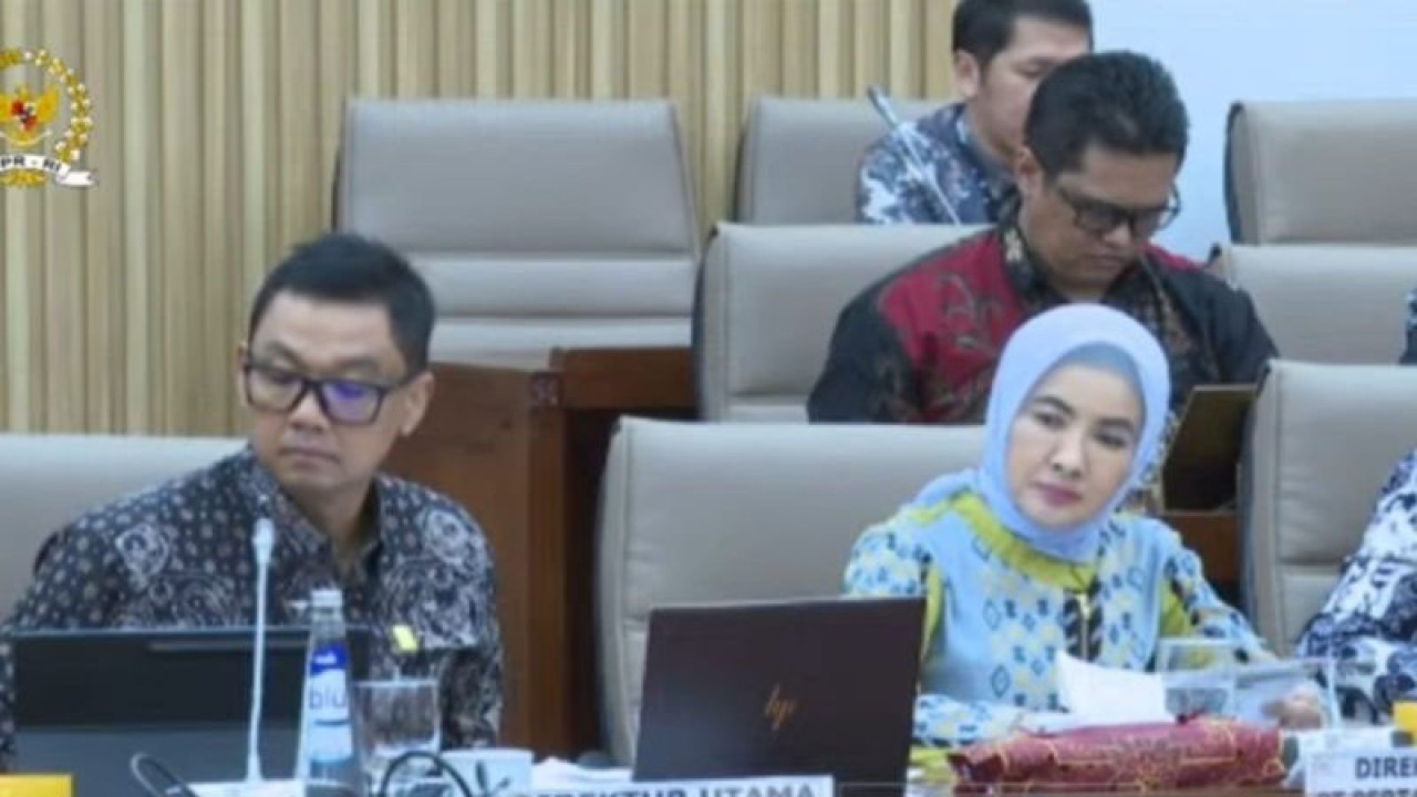 Direktur Utama PT PLN (Persero) Darmawan Prasodjo (kiri) dan Direktur PT Pertamina (Persero) saat menghadiri Rapat Dengar Pendapat bersama Komisi VI DPR RI di Jakarta, Senin (2/10/2023). (ANTARA/Maria Cicilia Galuh)