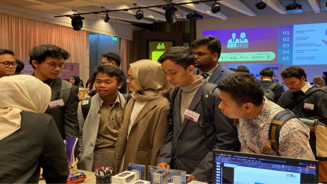 Sejumlah pengunjung menghadiri acara "BUMN Career Day" yang berlangsung di London, Inggris, Jumat (6/10/2023). ANTARA/HO-Kementerian BUMN