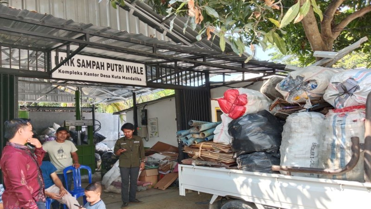 Warga saat membawa Sampah di Bank Sampah Putri Nyale, Desa Kuta, Kecamatan Pujut, Kabupaten Lombok Tengah, Nusa Tenggara Barat. (ANTARA/Akhyar Rosidi)