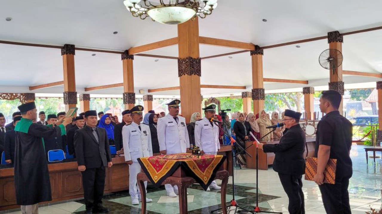 Bupati Situbondo Karna Suswandi melantik dan mengambil sumpah jabatan puluhan pejabat eselon II dan III di Pendopo Kabupaten Situbondo, Jawa Timur. Jumat (6/10/2023) ANTARA/Novi Husdinariyanto