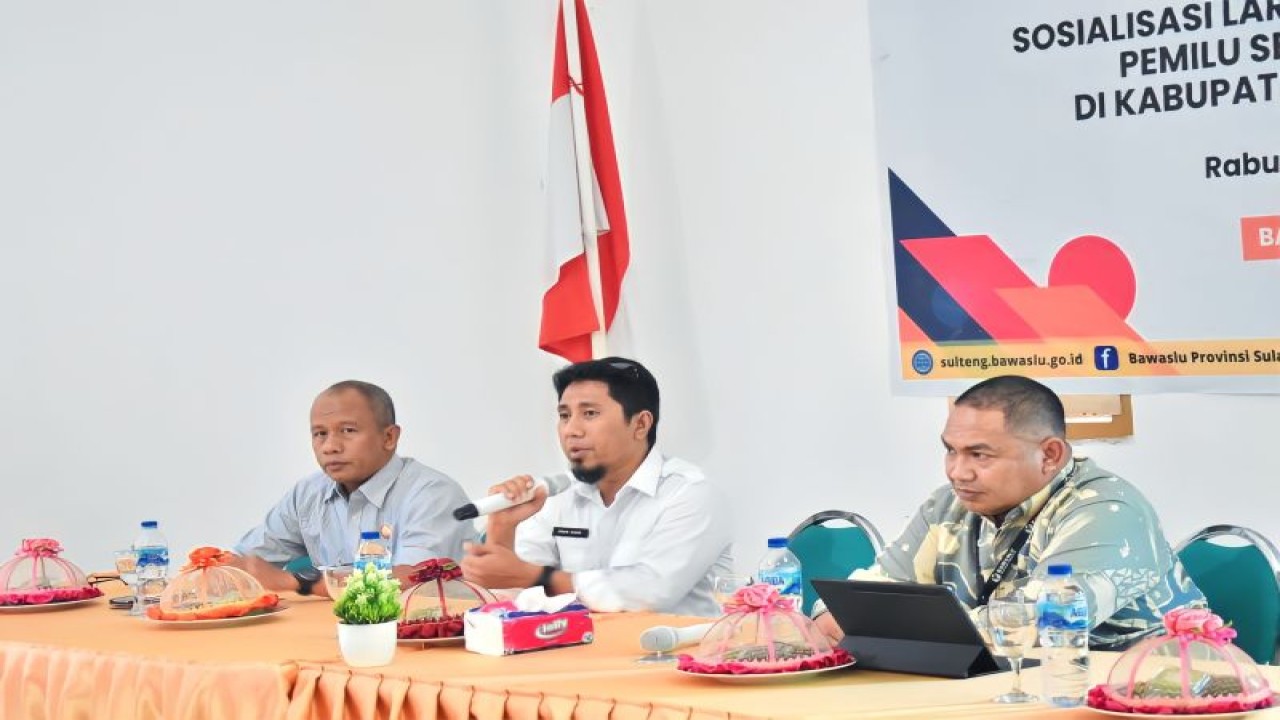 Bupati Banggai Kepulauan Ihsan Basir menyampaikan sambutan pada sosialisasi bahaya politik uang pemilu 2024 yang diselenggarakan oleh Pemkab Bangkep dan Bawaslu Sulteng (ANTARA/HO-Dinas Kominfo Bangkep)