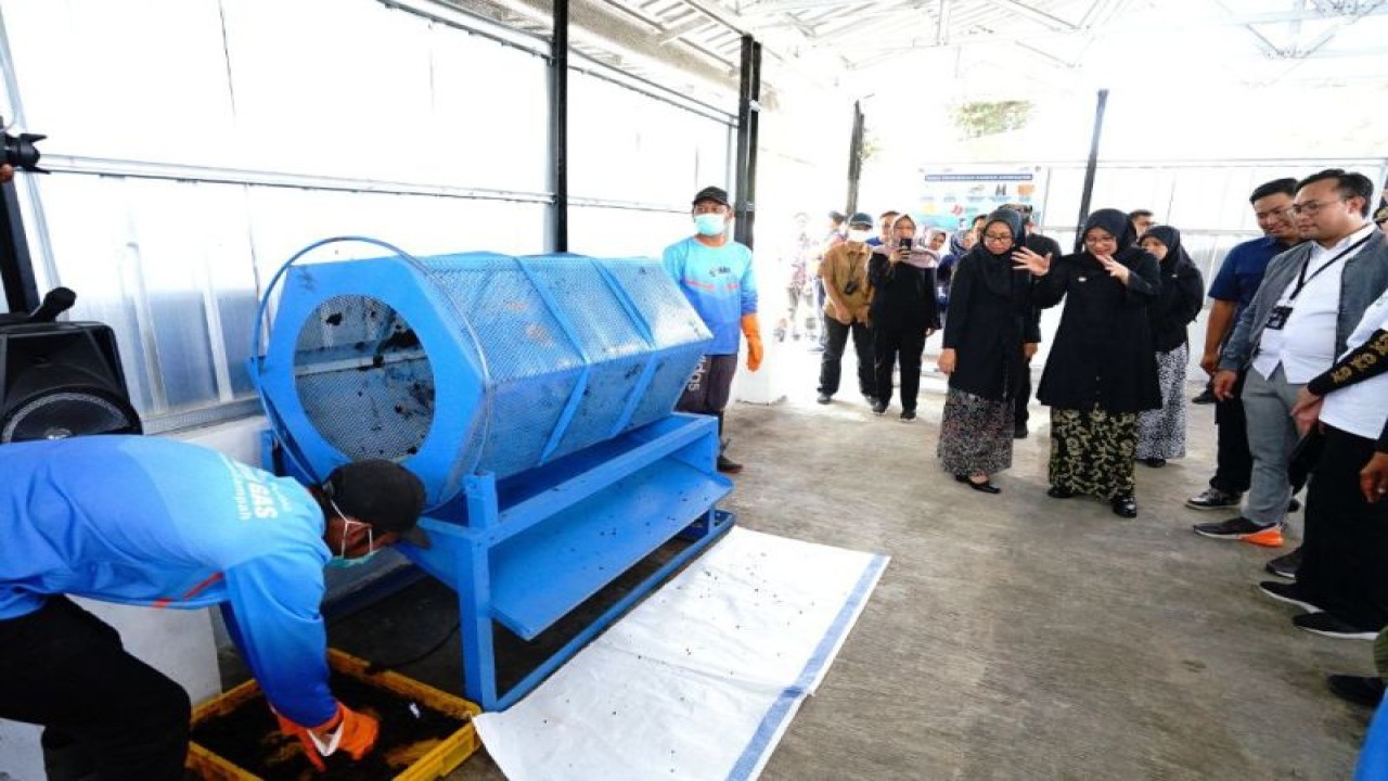 Bupati Banyuwangi Ipuk Fiestiandani meninjau bank sampah di Pasar Rogojampi, Banyuwangi, Jatim. ANTARA/HO-Humas Pemkab Banyuwangi