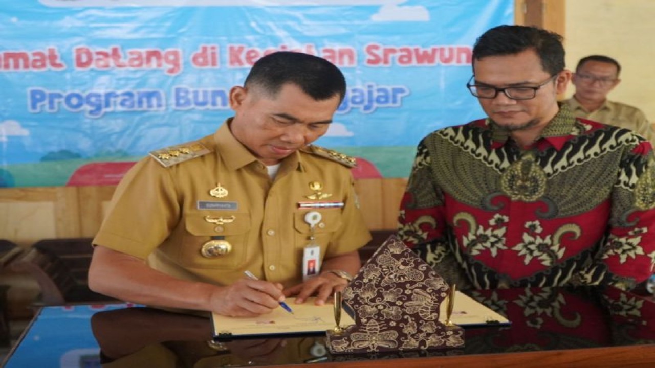 Bupati Gunungkidul Sunaryanta menandatangani MoU penanganan stunting dan lingkungan. (ANTARA/HO-Humas Pemkab Gunungkidul)