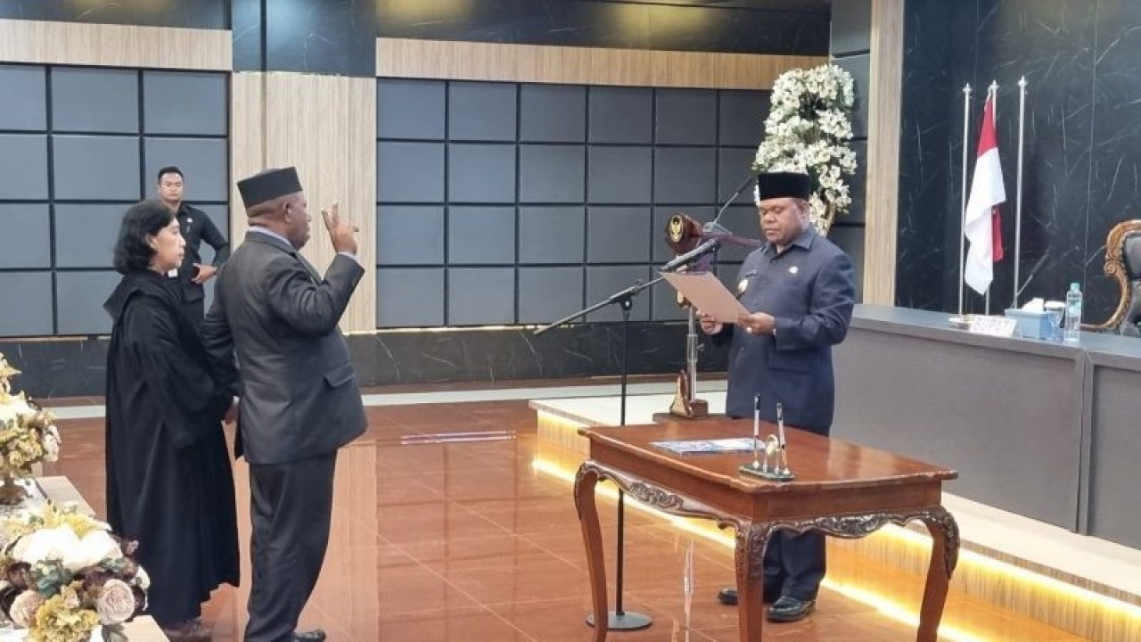 Bupati Manokwari Hermus Indou memimpin pembacaan sumpah janji jabatan Dr. Yonadab Sraun yang dilantik sebagai Staf Ahli Bupati Manokwari Bidang Pemerintahan dan Otsus (ANTARA/Ali Nur Ichsan)