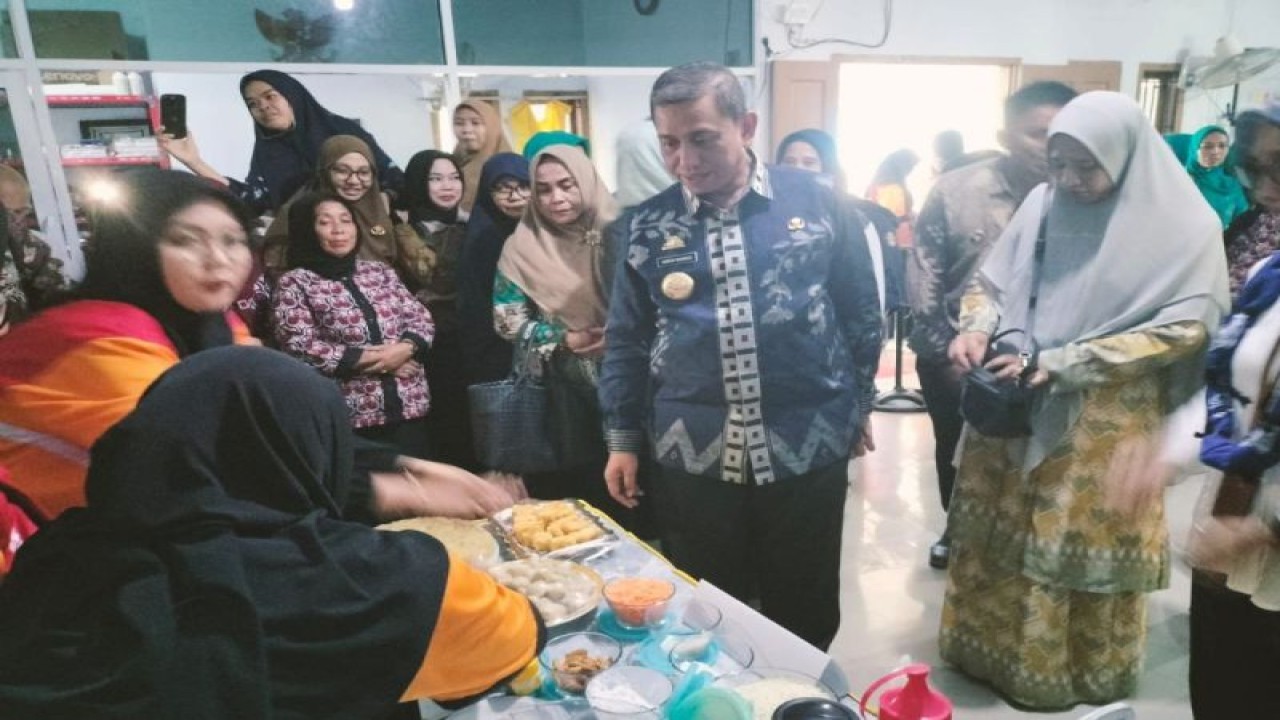 Suasana Bupati Wajo H Amran Mahmud disela peluncuran sejumlah program kolaborasi dengan BKKBN Sulsel dalam upaya menurunkan Stunting di Kabupaten Wajo, Sulsel. Antara/ HO-BKKBN Sulsel