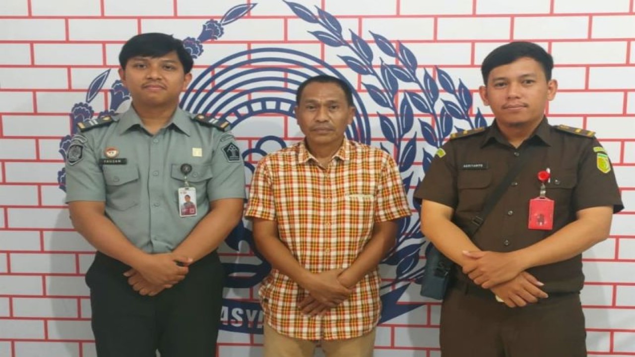 Terpidana bernama Anzar Arifin (tengah) yang menjadi buronan didampingi jaksa dan sipir usai menyerahkan diri ke Lembaga Pemasyarakatan Makassar, Sulawesi Selatan. ANTARA/HO-Dokumentasi Kejaksaan Negeri Makassar