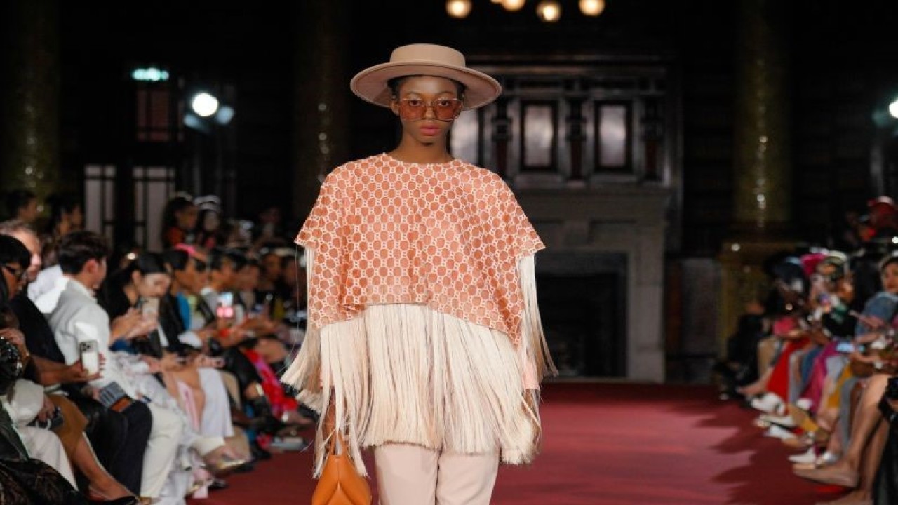 Peragaan busana dari Buttonscarves di perhelatan London Fashion Week Spring/Summer 2023-2024 di London (ANTARA/H.O-Buttonscarves)