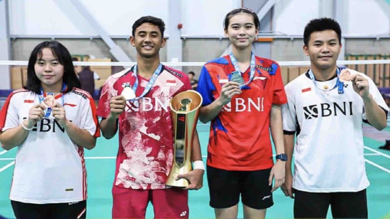 Alwi Farhan (kedua kiri), Chiara Marvella Handoyo (kedua kanan), Jonathan Farrell Gosal (kanan), Priskila Venus Elsadai (kiri), memegang piala dan medali dari kejuaraan dunia bulu tangkis junior BWF di The Podium Arena, Spokane, Washington, AS, Minggu (8/10/2023). ANTARA/HO-PBSI/am
