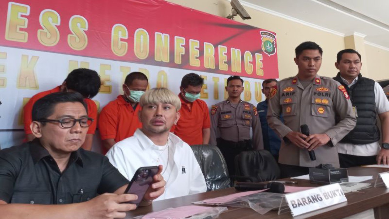 Polsek Metro Setiabudi menggelar konferensi pers kasus penggelapan mobil pribadi milik presenter Caren Delano, di Jakarta Selatan, Jumat (6/10/2023). ANTARA/Nadia Putri Rahmani