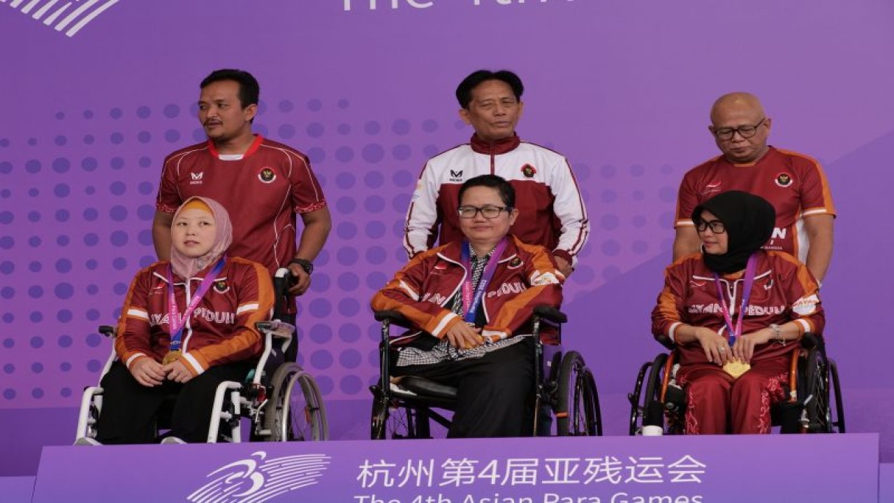 Tim Para catur Indonesia saat menerima medali emas Asian Para Games 2022 Hangzhou, China, Sabtu (28/10/2023). (ANTARA/HO/NPC Indonesia)
