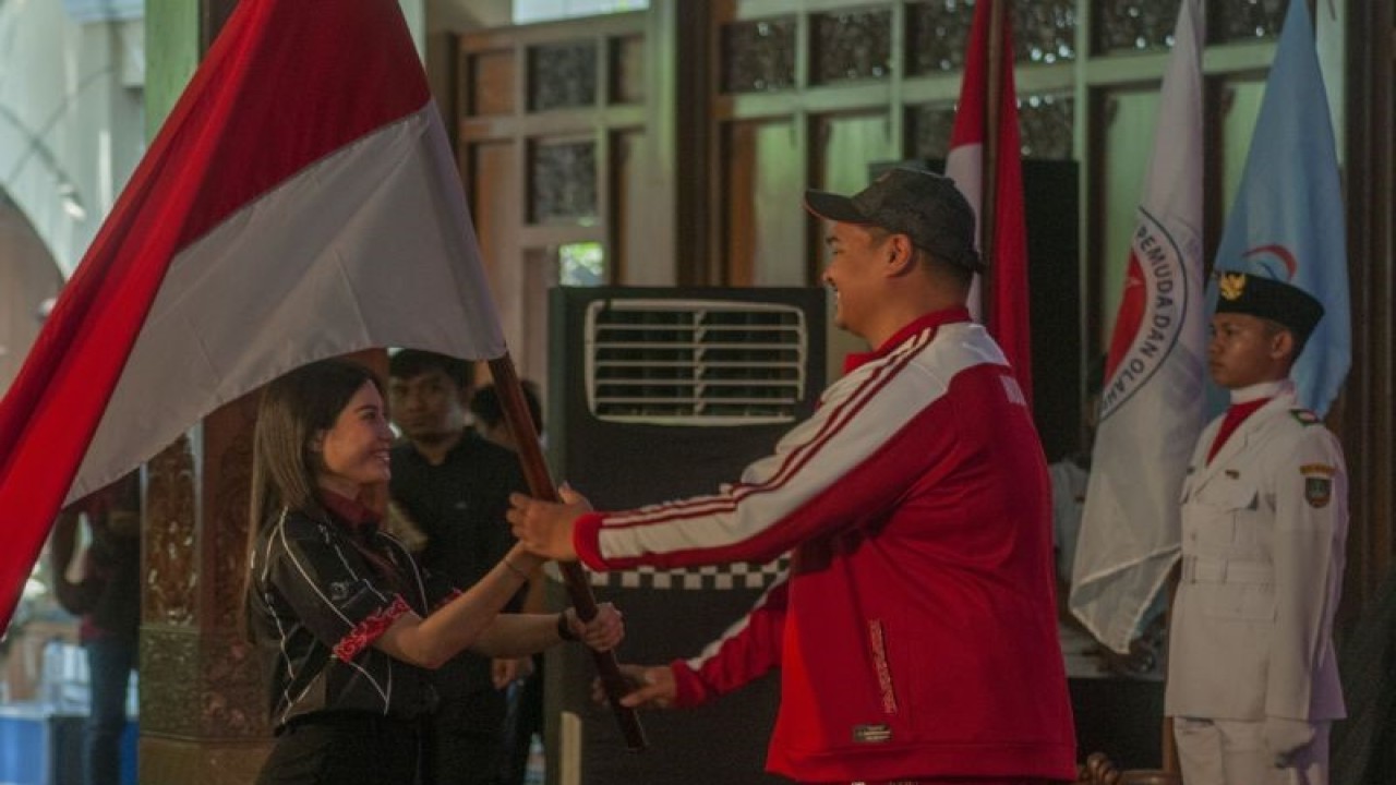 Menteri Pemuda dan Olahraga Dito Ariotedjo (kanan kedua) memberikan Bendera Merah Putih kepada Chef de Mission Kontingen Indonesia di Asian Para Games Angela Tanoesoedibjo pada pengukuhan dan pelepasan kontingen Indonesia Asian Para Games Hangzhou 2022 di Balai Kota Surakarta, Jawa Tengah, Sabtu (14/10/2023). ANTARA FOTO/Aloysius Jarot Nugroho/hp.